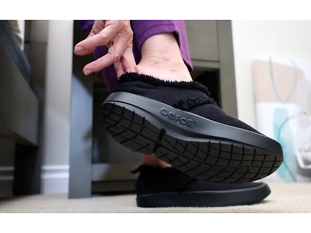 Women's OOFOS OOcoozie Low | Free Shipping $99+ | Fleet Feet